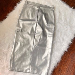 Long skirt used but like new waist measurement is 31 inch